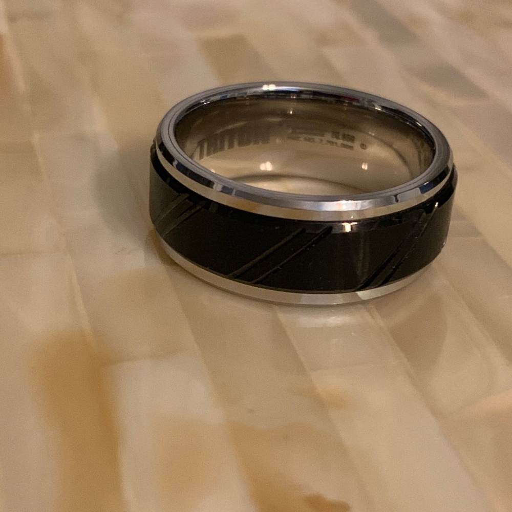 Men's wedding band